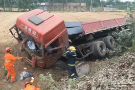 德州一辆13米长的半挂车侧翻到沟里，消防出动了12人图片