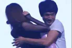 韩国女团被指遭揩油，与男粉丝贴身挤气球，女方捂耳抵抗表情惊恐图片