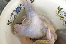 萌娃被公鸡啄了腿，爷爷“报仇”方式很特别，网友吐槽：惹不起图片