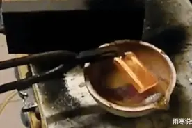 男子河里捡到一块金牌, 听说要上交, 连忙融成了金镯子!气坏专家图片