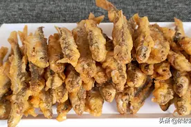 油炸小鱼时，用面粉还是用淀粉？教你正确做法，酥脆好吃不回软图片