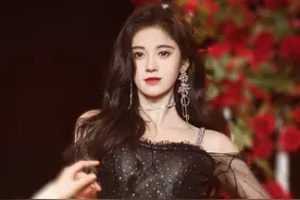鞠婧祎，舞台中的长发花仙子，身穿黑纱裙，妩媚中多了一份风情图片