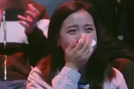 韩国姑娘到中国旅行，街边上看到这一幕崩溃：你不懂韩国人的悲伤图片
