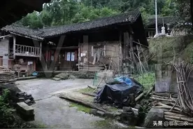 湖北山区旧木房，广东商人用一万元买到一处，拆下的木料值100万图片