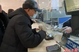 汉口火车站新开了老人绿色通道，买票进站全程优先服务图片