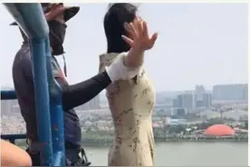 被称抖音“蹦极女神”，穿短裙蹦极被骂图片