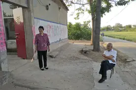 七旬老两口住农村地里，种菜养蜂种水果，怡然自得惬意养老图片