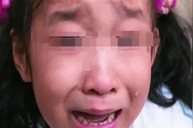 “妈我不买了，别打了”5岁女儿跪地求饶，失控的父母有多吓人？图片