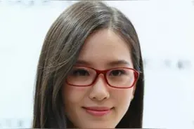 女明星戴上近视眼镜个个美的不像话，唐嫣却秒变“傻白甜”图片