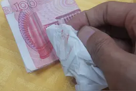吃完饭用现金付账，掏出的百元大钞居然掉色，到底是真是假？图片