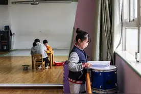 袖珍人“卧底”在自闭症儿童学校，有人为陪孩子蹦跳放弃长高图片