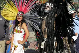 对于印第安的好感，我们可以从一个特殊图案一件特殊衣服去了解图片