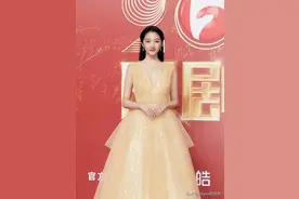 国剧盛典“病历本”式签名：金晨身后签名火了：唯一的汉字图片