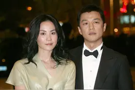 李亚鹏的璀璨情史，靠帅气征服了7个女人，50岁又恋上小19岁嫩模图片