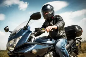 “一盔一带”助电动自行车保险“升温”图片