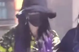 乃万现身医院妇产科急诊，紧捂小腹需人搀扶，工作室却称是肠胃炎图片