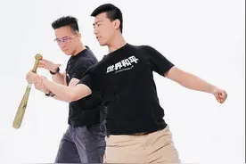 GIF图文：街头防棍袭击的自卫搏击格斗招式，学会再也不用害怕图片