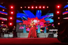 第十七届中国·内蒙古草原文化节乌兰图雅专场演唱会激情开唱图片