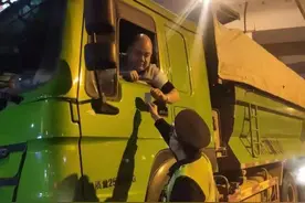 武汉市洪山区开展专项行动，严查渣土车违规运输图片