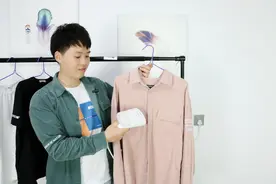 夏季的衬衫起皱怎么办？蒸汽刷简单几个步骤就搞定，衣服平整高级图片