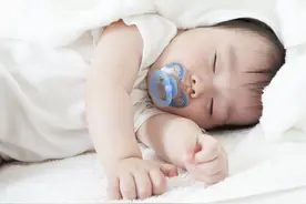 宝宝睡着睡着成趴睡，要不要帮他翻过来？最安全的睡姿是什么？图片