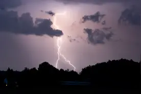 2003年安徽男子遭雷击身亡，两年后死而复生，当年下葬的人是谁？图片