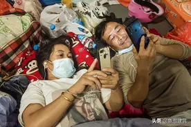 农民工夫妻宿舍“混居”，一帘之隔，夜晚的声音让工友尴尬图片