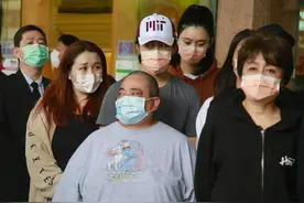 ​ 何超雄很低调，痛失父亲站梁安琪身后不说话，何超贤应对僵局图片