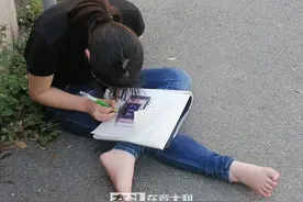 意大利：20岁中国女生赤脚街头画画 一言不发举止怪异图片