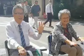 93岁李光羲携妻子露面，骑车上街生活朴素，和付笛生聚会状态佳图片