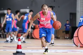 “草根球星”一年能赚多少钱？铁牛打一场球至少2千，还是友情价图片