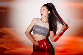 钟楚曦太有女团范了，穿银色抹胸配红色皮裤，霸气全开堪当C位图片