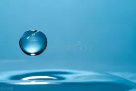 人因理性而高贵，因感性而多情；高贵者光彩夺目，多情者多病多难图片