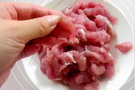 炒猪肉，很多人第一步就错了！大厨教你2个技巧，嫩滑香软没腥味图片