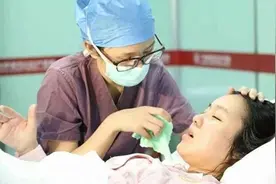 产妇生孩子疼得撕心裂肺时，胎儿是什么感受？看完内心五味杂陈图片