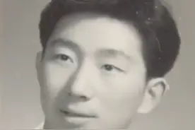 他是中国第一代电视工作者，而立之年一头白发，主持的《话说长江》创下收视神话，73岁时依然在球场上驰骋图片