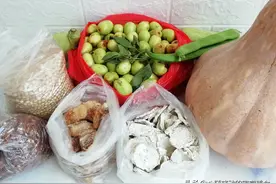 婆婆坐了3小时车，千辛万苦从老家带来这些土特产，给钱也不换图片