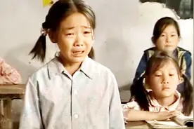 暖春：同学们把小花的铅笔盒弄坏了，小花哭了，老师教导大家视频封面