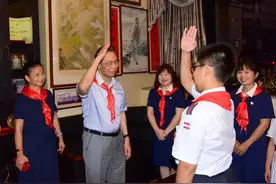 远大报效，从佩戴红领巾开始图片