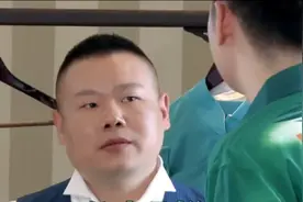 被《德云斗笑社》笑劈叉，岳云鹏选大褂致富，说相声的果然不可信图片