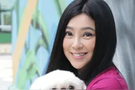 年过50岁的3位女神：单身自由，住亿万豪宅，把宠物狗当家人图片