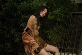 她是姚晨公司的“二姐”，穿透视格纹套装配针织衫，气场不输姚晨图片