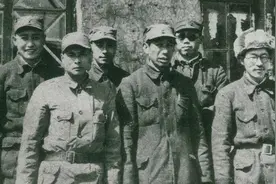 他从团长降为连长，搭档因女人而死，解放时是副军级，为何授中将图片