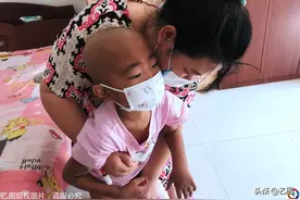 女童患重疾后模样大变，每天宅出租屋不愿出门，妈妈看着她心碎图片