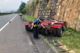 “兄弟，你的车掉了半截！”图片