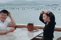 搞笑：现在的有钱人就是不一样，头发都是翻盖的！图片