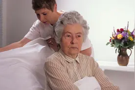 65岁母亲坦言：女儿5年的陪伴式孝顺，让我的晚年过得痛苦不堪图片