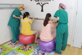 胎儿发动后去医院，孕妈是穿裤子更合适？还是穿裙子更方便？图片