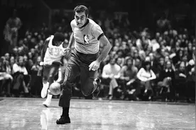 最好的NBA裁判是什么样子的？盘点名人堂级别的裁判，不输巨星图片