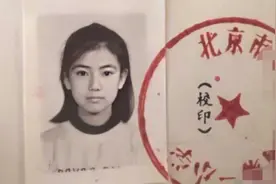 41岁高圆圆曝小学照片，浓眉大眼长相清秀，如今腿粗胯宽疑发福图片